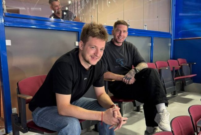 В Магнитогорске на хоккее заметили обладателя Кубка Стэнли В Магнитогорске на хоккее заметили обладателя Кубка Стэнли