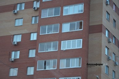 В Башкирии при падении из окон едва не погибли двое детей