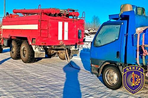 На севере Приамурья из-за мороза в беду грузовик с двумя водителями и ценным грузом На севере Приамурья из-за мороза в беду грузовик с двумя водителями и ценным грузом