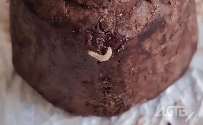 Неизвестное существо вылезло из конфеты, купленной в магазине на Сахалине