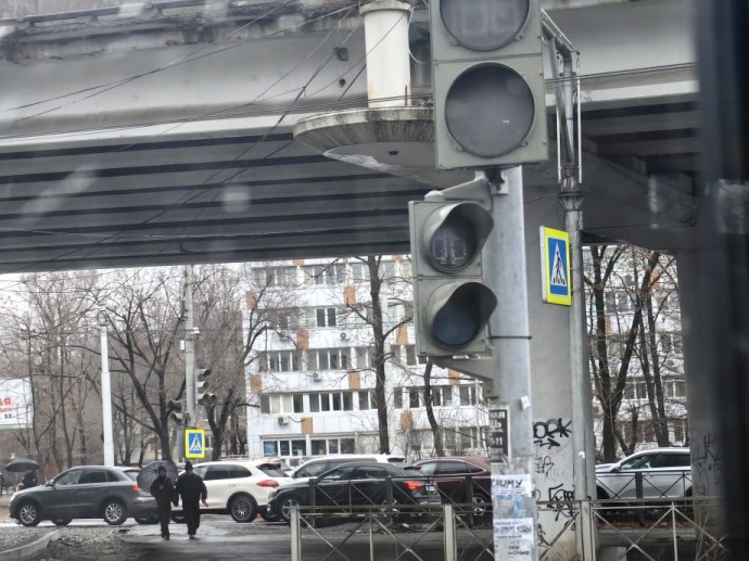 На оживленной развязке во Владивостоке перестали работать светофоры
