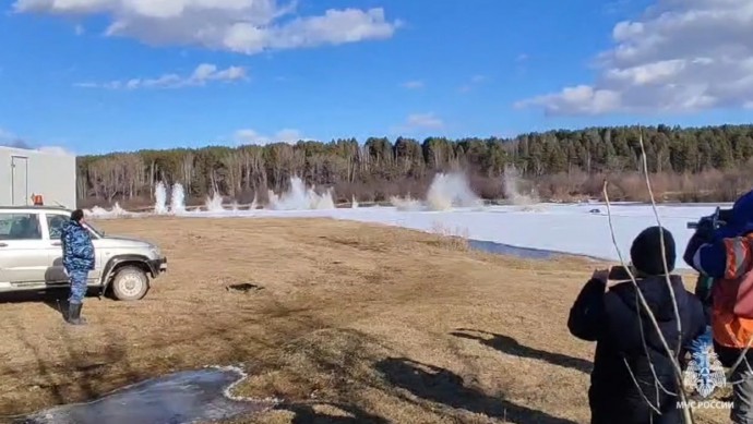 Спасатели Башкирии показали эпичное видео взрыва льда