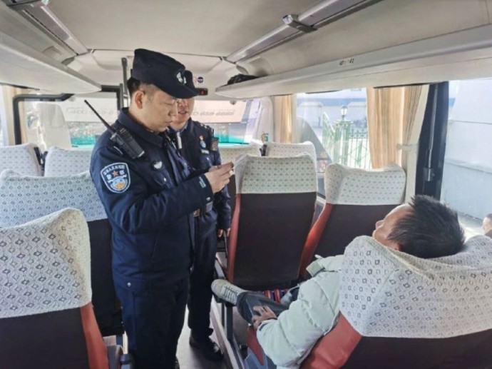 Перелом не стал преградой: на границе Мишань ускорили проход гражданина КНР Перелом не стал преградой: на границе Мишань ускорили проход гражданина КНР