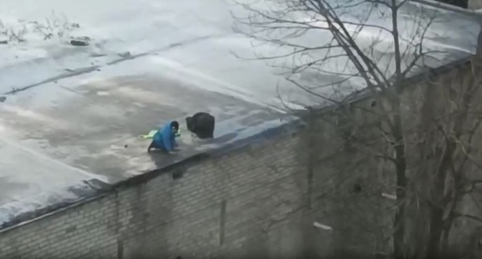 Подростки устроили опасные игры на скользкой крыше во Владивостоке Подростки устроили опасные игры на скользкой крыше во Владивостоке