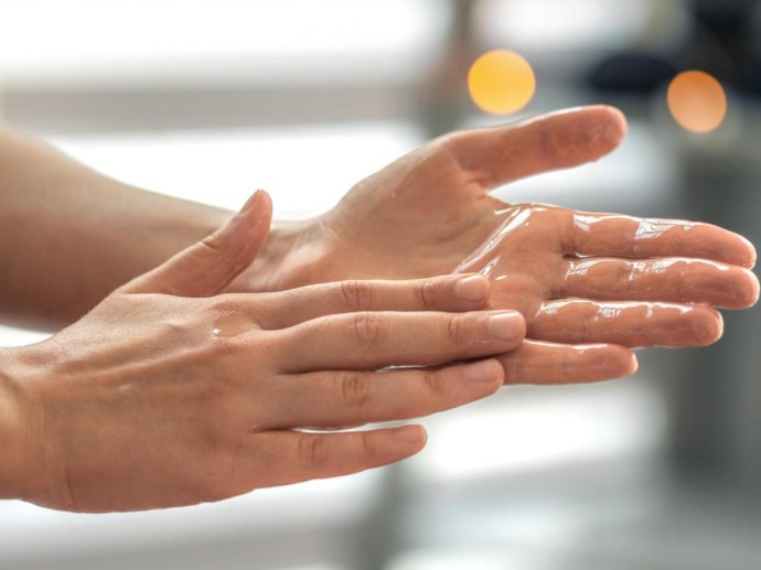 Тёплая вода и мягкое мыло помогают снизить сухость кожи рук зимой — Be Beautiful