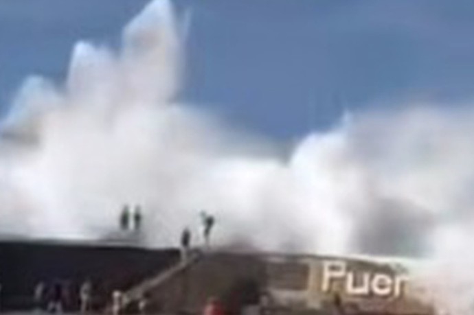 Женщину убила гигантская волна на Тенерифе Женщину убила гигантская волна на Тенерифе