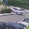В России двухлетний малыш за рулём автомобиля чуть не уничтожил детскую площадку