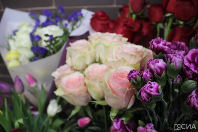 В Якутске запретят торговать цветами в автобусах