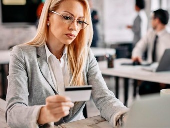 За год количество безналичных платежей выросло на 13% – Центробанк