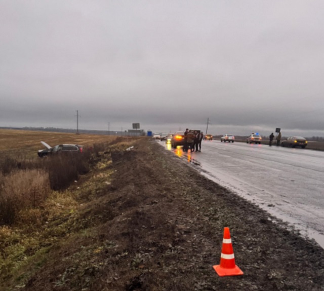 В Мордовии водитель КамАЗа не пропустил «Хавейл», тот въехал в дорожный знак и оказался в кювете В Мордовии водитель КамАЗа не пропустил «Хавейл», тот въехал в дорожный знак и оказался в кювете