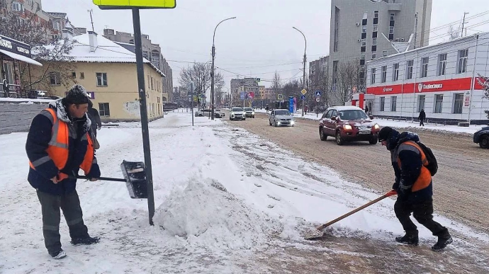 В Великом Новгороде продолжают бороться с последствиями снегопада