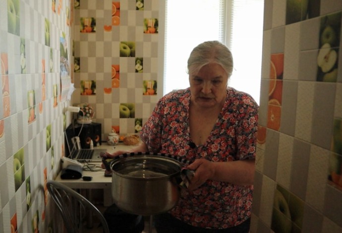 Жители двух домов в Кирове полтора месяца живут без горячей воды из-за бесхозной трубы