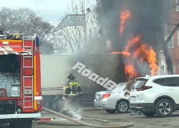 В центре Благовещенска вспыхнул грузовик