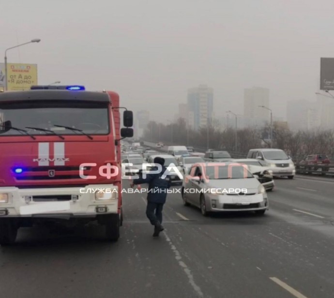 Пожарные прибыли: мощное ДТП во Владивостоке сковало весь город