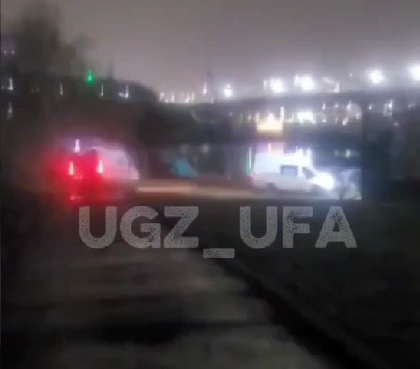 В Уфе спасатели достали из реки юношу и девушку В Уфе спасатели достали из реки юношу и девушку