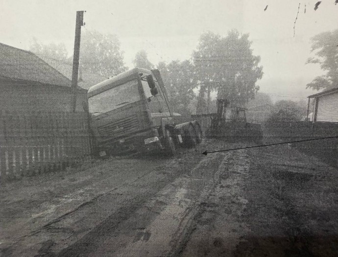 Костромские дороги мешают жить угонщикам: машины засасывает грязь Костромские дороги мешают жить угонщикам: машины засасывает грязь