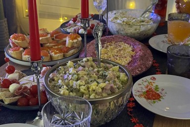 Петербуржцам посоветовали не пытаться съесть все в новогодние праздники