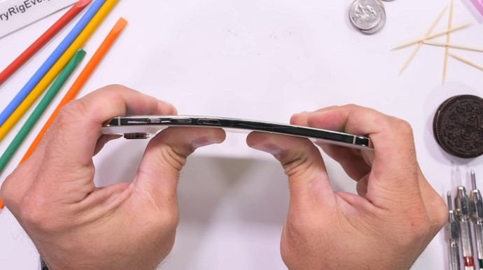 Блогер испытал iPhone Air на прочность — смартфон удалось повредить только механическими средствами Блогер испытал iPhone Air на прочность — смартфон удалось повредить только механическими средствами