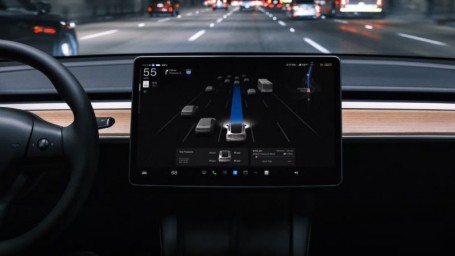У американских регуляторов возникли вопросы к способности роботакси Tesla ориентироваться в условиях плохой видимости