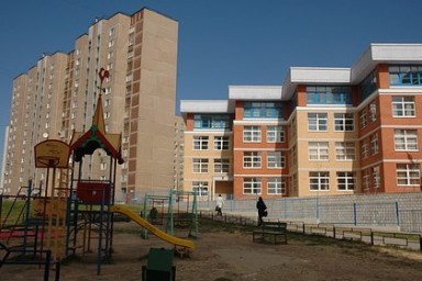 Жителей Подмосковья возмутил эротичный памятник учительнице