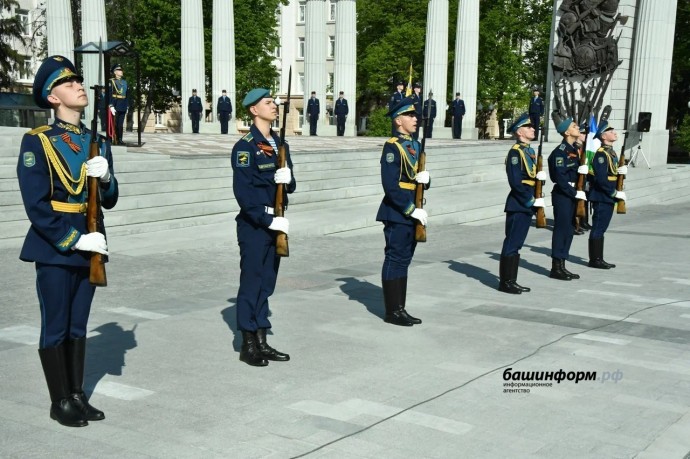 На Советской площади в Уфе перед Днем Победы выставили почетный караул