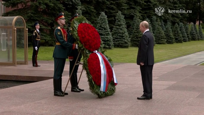 Владимир Путин почтил память погибших в Великой Отечественной войне, возложив венок к Могиле Неизвестного Солдата