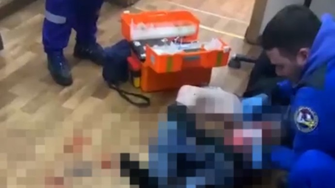 В гостинице на Камчатской гость в пьяной драке ударил соседа ножом в бедро — дебошир задержан