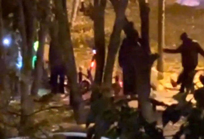Курьеры в Москве пинали рюкзаки службы доставки и попали на видео