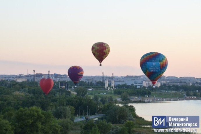 В небо над Магнитогорском поднялись гигантские аэростаты