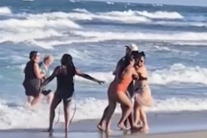 Турист спас тонущего в море человека, попал на видео и прослыл героем