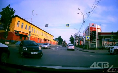 Очень опасный манёвр: молниеносная реакция автомобилиста помогла избежать ДТП в Южно-Сахалинске