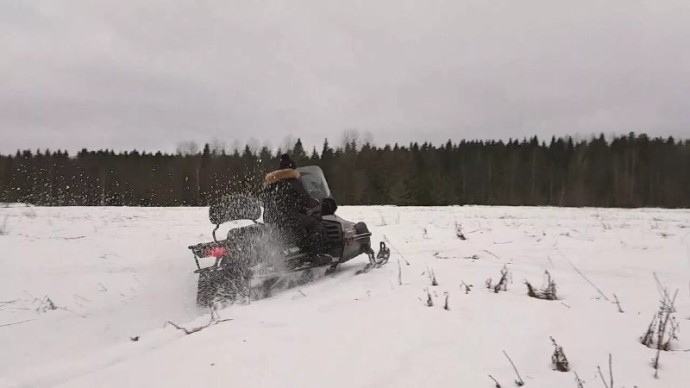 В Башкирии снегоход с двумя мужчинами застрял в поле