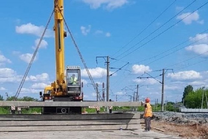 У тоннеля под Транссибом монтируют сваебойную установку