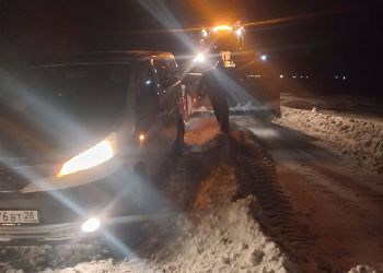 В Приамурье спасли водителя, застрявшего в сугробах