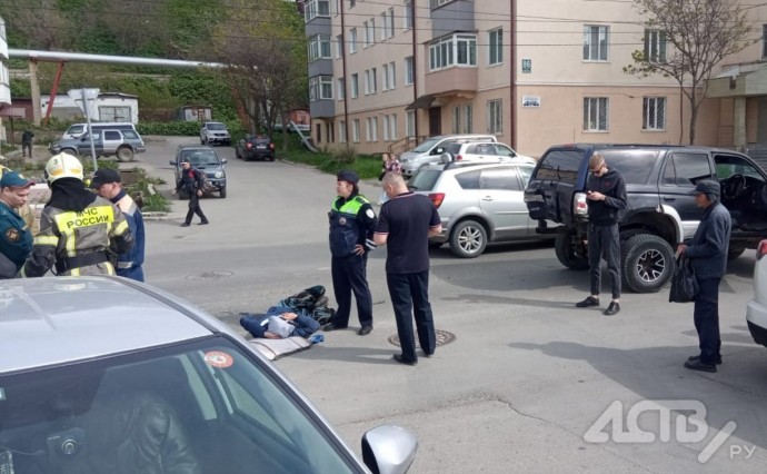 Очевидцы: в Холмске несовершеннолетний на мотоцикле врезался во внедорожник