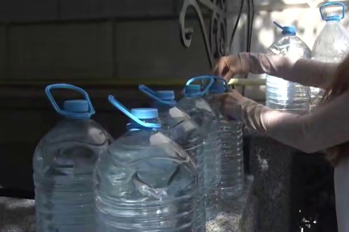 Волонтёры продолжают адресную доставку воды жителям Горловки Волонтёры продолжают адресную доставку воды жителям Горловки