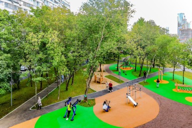 В СЗАО благоустроили территорию перед храмом Александра Невского