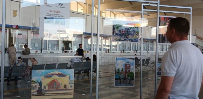 Выставку художественных работ открыли на железнодорожном вокзале Астрахани