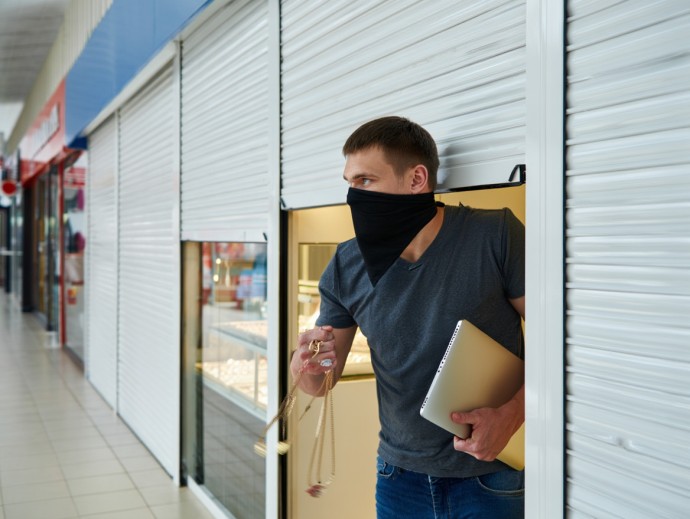 Ранее судимый кировчанин украл из магазина ноутбук и бижутерию Ранее судимый кировчанин украл из магазина ноутбук и бижутерию