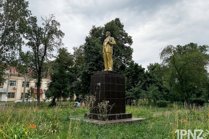 Разбитые дорожки и золотой Ленин: в каком состоянии находятся забытые парки и скверы Пензы