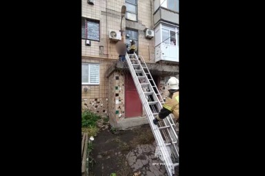 В Снежном спасатели помогли мужчине, который упал на козырек подъезда