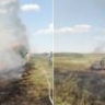 26 пожарных тушат полыхающий сухостой под Астраханью по фронту в 1 км