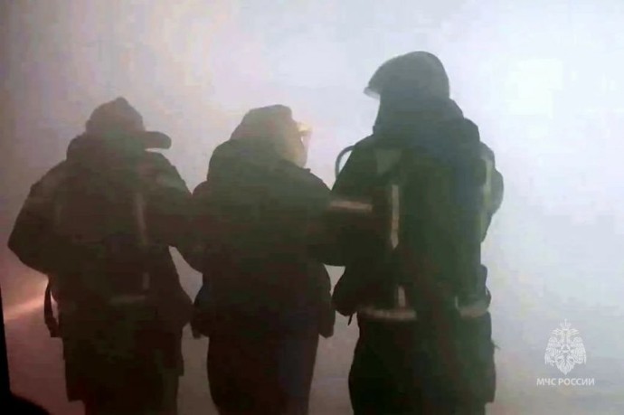 В Магнитогорске пожарные приехали в здание автосервиса и эвакуировали людей В Магнитогорске пожарные приехали в здание автосервиса и эвакуировали людей