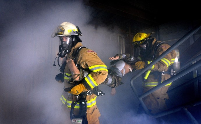 Вспыхнула проводка: шесть пожарных расчётов съезжались к зданию на проспекте Победы в Южно-Сахалинске