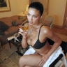 Кайли Дженнер показала фото в нижнем белье