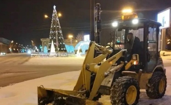В Южно-Сахалинске расчисткой снега занимаются 40 человек и 60 единиц техники В Южно-Сахалинске расчисткой снега занимаются 40 человек и 60 единиц техники