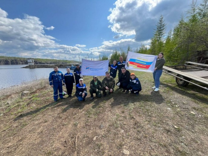Энергетики провели уборку на берегу реки Вилюй