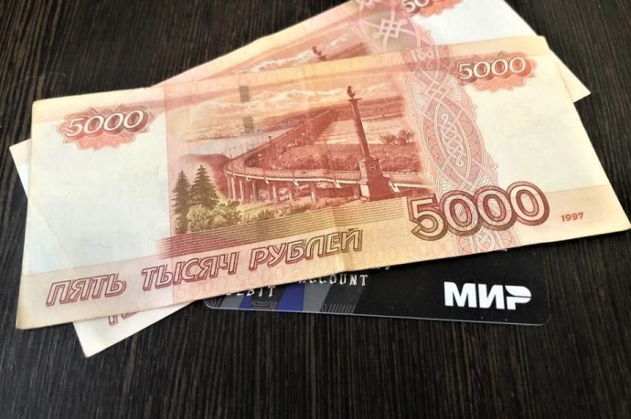 Каждый получит по 10 000 рублей с 17 марта. Деньги поступят на карту «Мир»