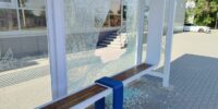 В Астрахани нашли хулиганов, которые разбили остановку