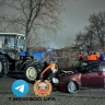 В Уфе «Лада Приора» врезалась в стоящий на краю дороги трактор